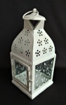 Bela  lanterna para velas em chapa de ferro com vazados e vidros com singelos florais. Medida 21 cm de altura.