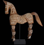 Espetacular e imponente cavalo de madeira com patas articuladas, ricos trabalhos de entalhe e suspenso em pedestal. Medida 57x50cm.