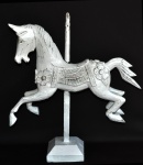 Grande cavalo de  esculpido em bloco de madeira com ricos entalhes e bela policromia patinado de branco. Medida 37x38cm.