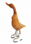 Escultura de pato de botas em bloco de madeira com riqueza de criatividade e acabamentos. Medida 25 cm de altura.