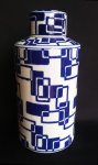 Grande porcelana em padrão geométrico nas cores azul e branco. Medida 30 cm de altura.