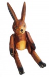Grande coelho articulado em madeira com esmero de acabamentos e criação. Medida 30 cm de altura.