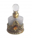 Perfumeiro em vidro satinado adornado por guirlandas e volutas em metal acinzelado com pedra lapidada ao centro e culminado com tampa lapidada estilo diamante.