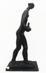 SONIA EDBLING, Mulher com pássaro na mão - Escultura em bronze - 64 x 28 x 15 cm - Assinatura na Peça