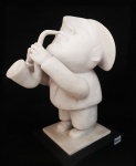 INOS CORRADIN - Escultura em resina representando saxofonista na tonalidade branca, com base em granito. Medidas 45 x 38 x 20 cm. (Com documento de autenticidade)