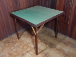 Mesa para jogo, madeira brasileira, pés dobráveis, tampo forrado com feltro verde (desgastes). 72 x 82 x 82cm.