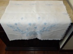 Toalha de linho branco bordada em crivo azul claro. 285 x 182cm.
