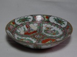 Bowl em porcelana chinesa, esmaltagem no padrão família Rosa, borda com friso dourado. Marcado no fundo. Alt. 6 x diam. 26,5cm.