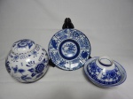 ERRATA - Três peças em porcelana azul e branca, decoração vegetalista; potiche (tampa quebrada e colada).  bowl com tampa (mínimo bicado na borda) e petisqueira. Alts. 16, 9 e 5cm.