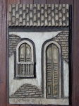 UCHOA - Placa de madeira entalhada com fachada. Assinada. 48 x 30cm.