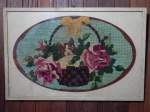"Cesto com flores e gato" tapeçaria oval, 31 x 50cm. Moldura envidraçada 37,5 x 56,5cm.