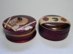 Duas caixas redondas em laca decoradas ao gosto japonês. 8 x 17cm e 9 x 17cm.