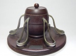 Porta-cachimbo em madeira nobre com suporte em metal para 6 cachimbos, compartimento central para fumo em forma de tonel. 16 x 25cm.