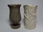 Dois vasos, sendo: 1 em cerâmica branca moldada na pasta com folhagens em alto relevo, alt. 18cm; e 1 em pedra-sabão, com lascados na borda, alt. 18cm.