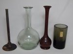 Quatro vasos em materiais diversos, sendo: 1 solifleur em madeira nobre, alt. 24cm; 1 vaso cilíndrico, vidro ao gosto de Murano, alt. 13cm; 1 solifleur em metal prateado, alt. 23cm; e 1 bojudo em vidro estilo decanteur, alt. 24cm.