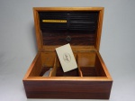 Caixa para charutos em madeira nobre, com divisórias internas, máquina desumidificadora e fósforo para cachimbo manufatura Davidoff. 14 x 27 x 19cm.
