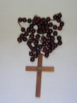Grande terço bizantino em madeira nobre, medalha aplicada do Sagrado Coração de Jesus. Comp. 142cm.
