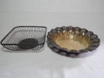 Duas peças em metal espessurado a prata: a) Saladeira redonda, borda ondulada aplicada com vazados e desenhos de volutas cinzelados. Marcada Prata Span. 6 x 29cm. b) Cesta para pães quadrada gradeada. 7 x 21 x 21cm.
