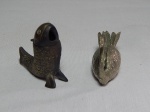 Duas peças: a) Conjunto de pega-petiscos na forma de cisne em metal espessurado a prata, penas da cauda são os espetos. 4 x 8 x 2cm. b) Curioso cinzeiro para 1 cigarro em bronze moldado na forma de peixe. Tampa quebrada na dobradiça. Alt. 6cm.