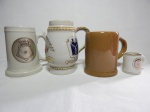 Quatro canecas comemorativa em cerâmica, sendo uma com motivos alemães da cidade do Rio de Janeiro, uma com escudo de Santa Catarina, uma do Canecão Rio, e uma marrom sem estampas. Alt. maior 15 e 5cm.