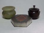 Três potes diversos, sendo: 1 em estanho John Somers sextavado, 3 x 14cm; 1 em madeira nobre 11 x 9cm; e 1 em vidro fosco, 9 x 11cm.