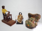 Três esculturas decorativas: a) Confeccionada em madeira, representando carpinteiro. Roupas em tecido policromado. No estado. 24 x 20 x 9cm. b) Representando pomba, em cerâmica, ornamentada com folhagens moldadas na pasta e pedrinhas. Assinada Cléo. 5 x 23 x 16cm. c) Em algodão com detalhes em biscuit, representando trabalhadora japonesa. 15 x 7 x 7cm.