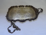 Antiga bandeja francesa em metal espessurado a prata, borda em volutas, alças ricamente moldadas com folhagens de acantos e concheados, fundo cinzelado com volutas e acantos. Uma das alças quebrada, apresenta desgastes do tempo necessitando prateação. 30 x 50cm.