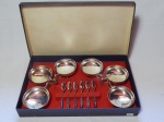 EBERLE - Seis tigelas com colheres para sobremesas em metal espessurado à prata, 3 pés, alças ornamentadas com folhagens. Acondicionadas em embalagem original. Total 4 x 12 x 8cm.