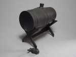 Escultura em estanho representando barril de alambique. Selo da manufatura JORMEB, São João del Rey - MG. Torneira quebrada. Total 20 x 20 x 10cm.