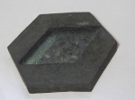 Escultura de mesa em bronze no formato sextavado, interior em baixo relevo na forma de losango símbolo da Petrobras.. 3 x 25cm.