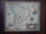 Reprodução emoldurada representando antigo mapa da América sub-meridional, originalmente concebido por Henrici Hondy. Total 49 x 57cm.
