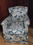Poltrona estofada em tecido lona, decoração de folhagens, assento com almofada. Marcas do tempo e de uso. 60 x 72 x 64cm.