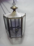 Antiga luminária para 3 lâmpadas, estrutura em metal amarelo sextavada e com 6 placas de vidro translúcido bizotado. Alt. 80cm.