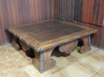 Mesa de centro em madeira nobre, estilo Velha Bahia, pernas em desenhos ondulares, acabamento em placas de metal formando tachos. Marcas do tempo. 34 x 100 x 100cm.
