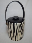 Balde de gelo em plástico revestido por camada adesiva com estampa de zebra, alça flexionável. Total com alça 37 x 20cm.
