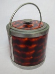 Balde de gelo com estrutura em metal, aplicações de placa plástica com estampa esfumaçada marrom, alça flexionável. Oxidação no metal. Total com alça 38 x 20cm.