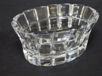 Vaso em grosso cristal possivelmente Baccarat, formato oblongo lapidado com blocos quadrados intermediados por sulcos. Apresenta bicado na borda. 15 x 31 x 22cm.