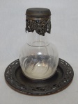 WMF - Verre d'eau em vidro e metal espessurado a prata, presentoir , bocal e base do copo moldado com volutas e cachos de uvas. Marcado WMF (Wuttembergische Metalware Fabrik). Copo de vidro adaptado. No estado. Alt. 20 x diam. do presentoir 19cm.