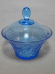 Bombonière em vidro azul, decoração de fundo rajado e aplicado com folhagens, tampa lisa e pega oval. Procedência Indonésia. 18 x 18cm.