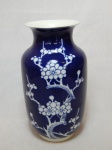 Vaso em porcelana chinesa dita azulão, decoração ornamentada com cerejeira e flores. Marcado com selo no fundo. Alt. 25cm.