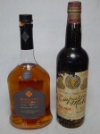 Duas garrafas de bebidas: a) Garrafa de brandy de jerez Fernando de Castella, solera reserva, aberto porém cheia, 700ml. b) Vinho espanhol Campañia Mata, antigo, lacrada. Sem garantia da integridade dos líquidos.
