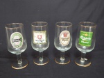 Quatro taças com estampas de rótulos de cervejas importadas. Alt. 18cm.