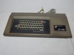 Antigo microcomputador Prologica CP200, 110V, lançamento em 1982. No estado, sem garantias.