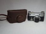 Antiga câmera fotográfica americana analógica Perfex modelo De Luxe, lente 50mm/f 2.8, anos 40. Sem garantias de funcionamento. 9 x 14 x 6cm.