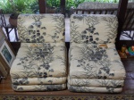 Par de poltronas sem braço em tecido de lona, decorados com folhagens em verde. Apresenta rasgos no tecido. 70 x 66 x 88cm.