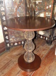 Mesa lateral em madeira brasileira, base com haste revestida por trabalho gradeado em bambu. Design. 66 x 62cm.