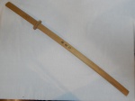 Réplica para prática de katana em madeira decorada com figuras de veados e caracteres japoneses na bainha. Comp. 90cm.
