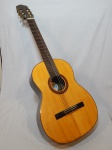 Violão Di Giorgio, mão entalhada com acantos, cordas em nylon. Acompanha capa em couro. Lascado na ponte da pestana. Comp. 100cm.