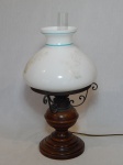 Abajur para 1 lâmpada, base em madeira torneada, base da cúpula com detalhe em metal dourado aplicado com volutas, cúpula em vidro leitoso com abertura superior dita chaminé, decoração de ramos florais policromados pintados à mão. Alt. 55cm.