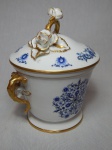 VISTA ALEGRE - Pote decorativo em porcelana branca portuguesa decorada com motivos florais azuis, bordas e detalhes em douração, pega da tampa moldada na pasta com flores e folhagens. Marcada no fundo. Alt. 20cm.